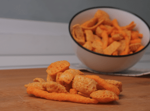 Snacks Tardeo Mix de Tosfrit servidos en bol y sobre la mesa