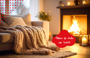 Salón acogedor con manta y chimenea encendida con mensaje Planes de otoño con Tosfrit