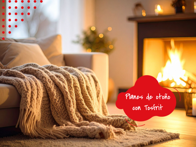 Salón acogedor con manta y chimenea encendida con mensaje Planes de otoño con Tosfrit