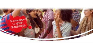 Grupo de jóvenes divirtiéndose al aire libre con mensaje Te ofrecemos lo mejor de nosotros